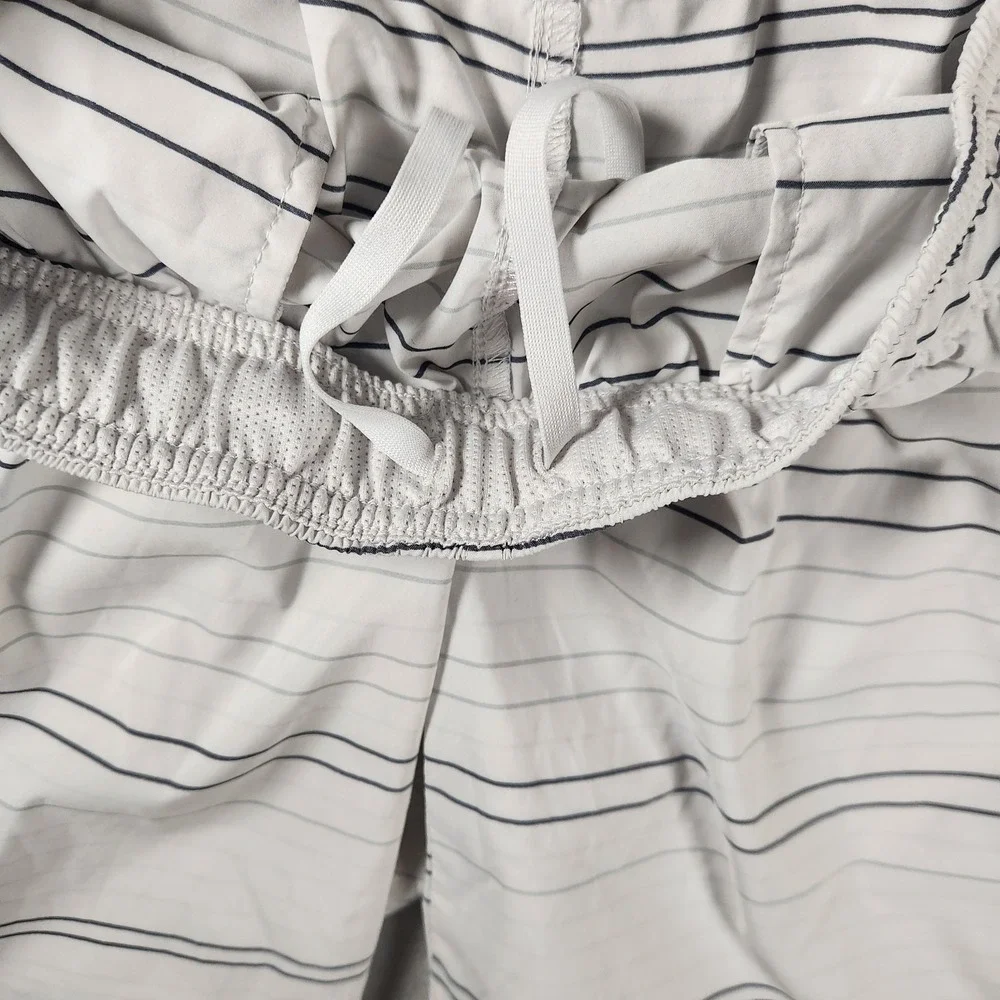 Nike Dri-FIT White Striped Athletic Training Gym Shorts Men's Size L Pockets